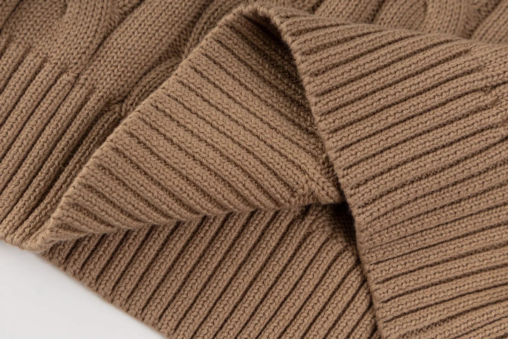 P220 #R91 RALPH LAUREN Ralph Lauren fourteen colors classic small label embroidery round neck pullover cable cardigan sweater men's top, high-density LOGO embroidery on the chest, original customization of tag accessories. Made of pure cotton yarn, pure cotton is skin-friendly and comfortable, small label war horse embroidered twist button round neck sweater 🐎 high quality, follow the blogger to learn how to wear it! Let’s buy a Ralph Lauren cable sweater. It’s a super hard-to-find series after it became popular. It’s hard to find one on the official website. It’s simple and practical to wear, with a lazy and loose feel. The thickened fabric has more texture, feels soft and delicate, and has a loose fit. Whether worn alone or layered, you can wear different styles of fashion with just one piece!   Size：XS S M L Sleeve length: 59/60/61/62/63